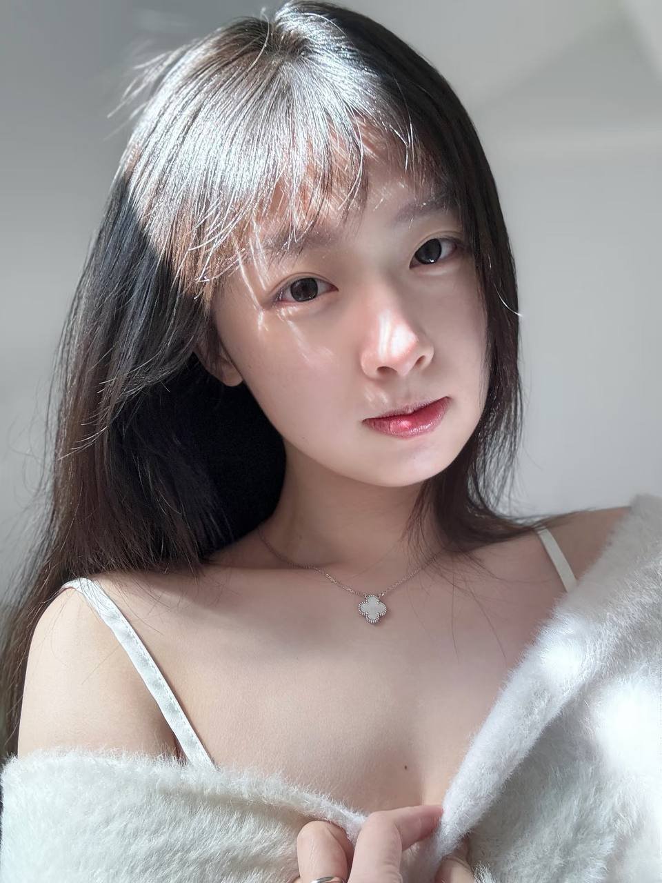 探寻包养的社会影响与个体成长：从金主到女大学生的多重视角