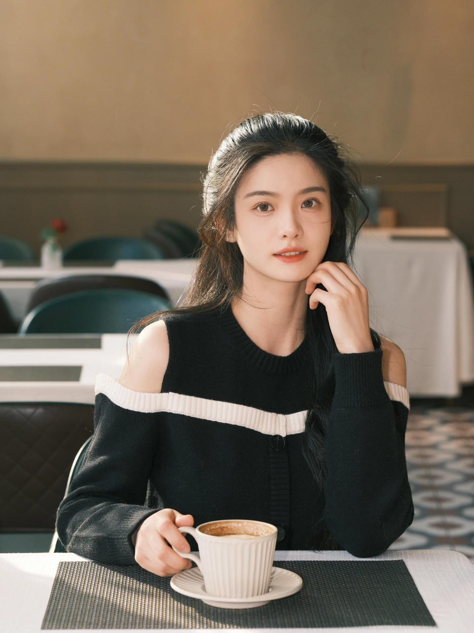 在包养文化的背后：都市情感中的温柔守护与现实困境