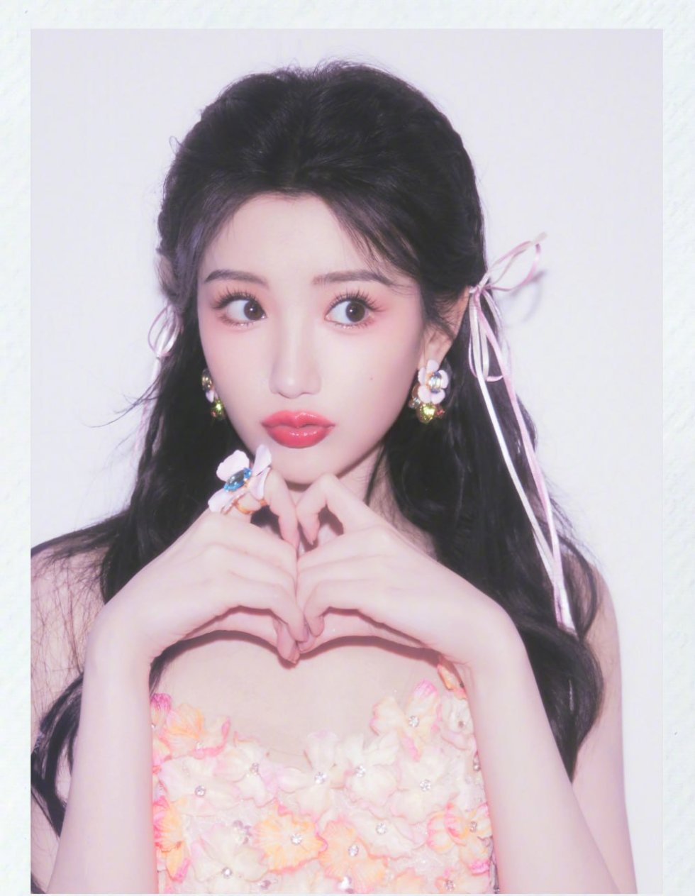 揭秘包养跳舞女孩背后的故事：她们的梦想与现实