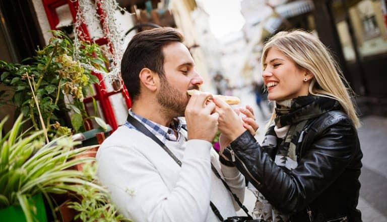 过度保护的女友：20个表现像你妈妈的迹象