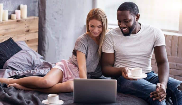 她爱上你的20个迹象，表明她想要一段认真的感情