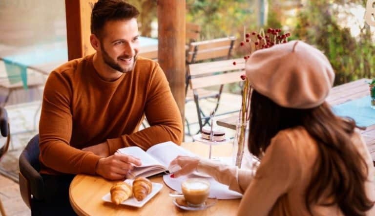 17种巧妙方式探知女生是否喜欢你，避免直接提问