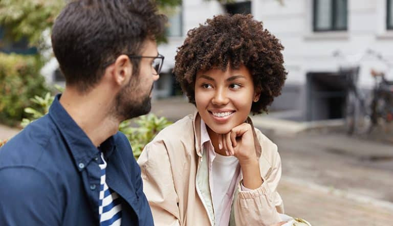 39个暗示女孩喜欢你并愿意约会的信号