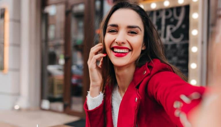 女生肢体语言：37个信号教你瞬间判断她是否喜欢你