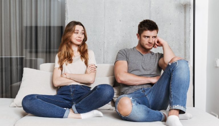 为什么我的女朋友对我这么刻薄？35个迹象、原因及心理解析