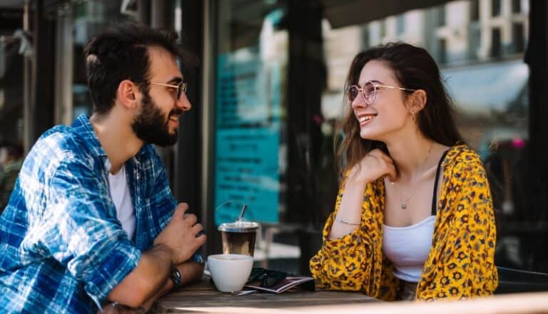 如何与喜欢的女孩聊天：55句让她对你心生好感的话